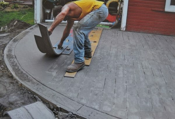 weatherwood-plank-stamped-concrete-walttools-application-example
